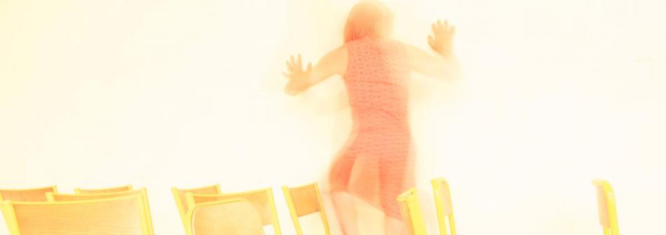 intérieur - jour avec chaises, photographie, photo floue, danse et Butô en musique
