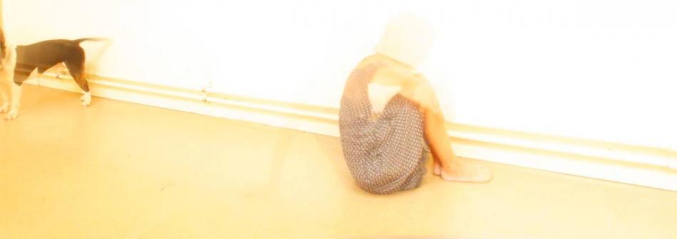 intérieur - jour avec chien, photographie, photo floue, danse et Butô en musique