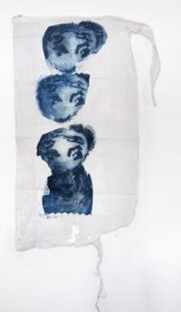 série re-trouvailles, déchirure 1 - gravure au carborundum sur tissu ancien