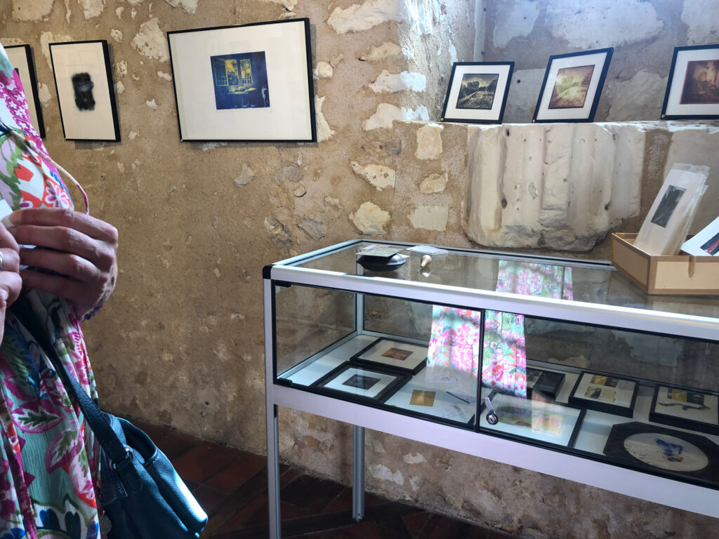 photogravure exposition Montval-sur-Loir vitrine
